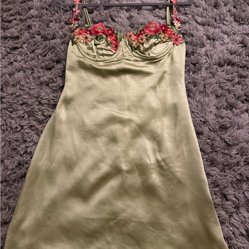 Green silk mini dress with pink flower embroidery #glam #minidress